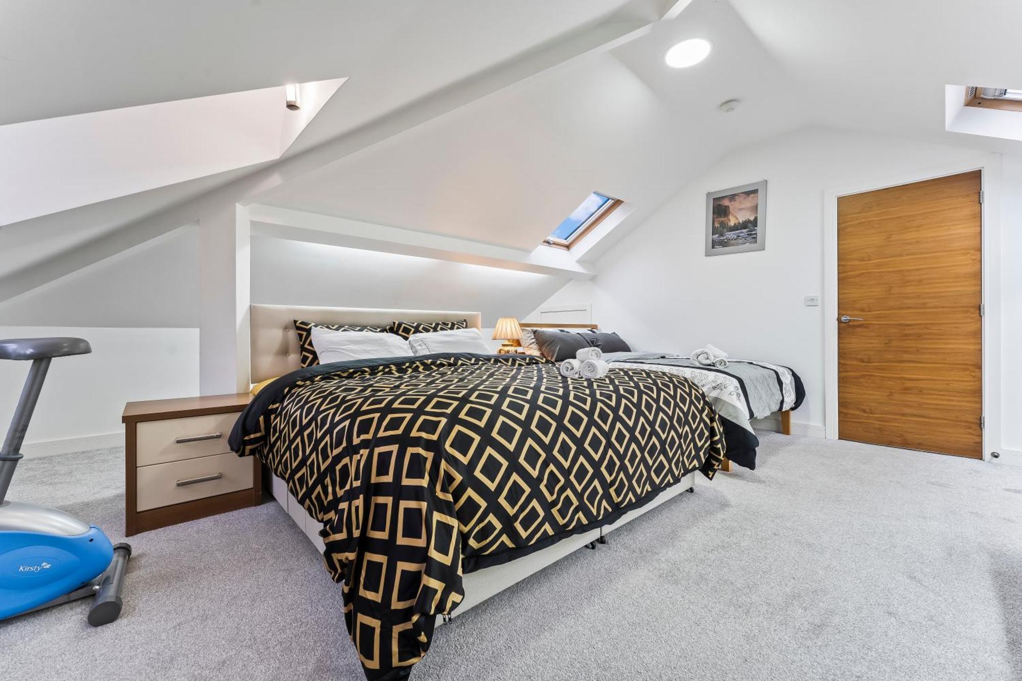 Exquisite 2-Bedroom Penthouse-Sleeps 7-Free Parking With Workstations & High-Speed Wifi Birmingham Exterior photo